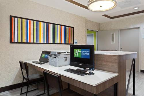 Holiday Inn Express & Suites Largo Central Park
