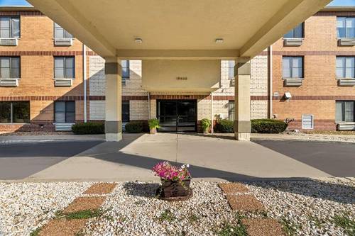 Comfort Inn & Suites near Tinley Park Amphitheater