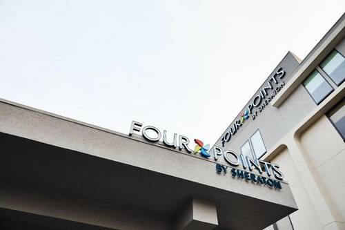 Four Points by Sheraton Chicago Westchester Oak