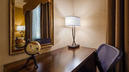Best Western Plus Crown Colony Inn & Suites