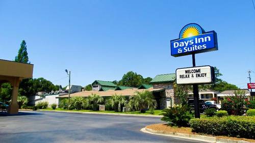 Days Inn & Suites by Wyndham Savannah Midtown