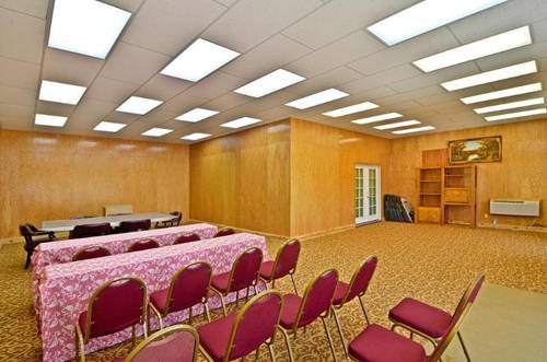 Econo Lodge Inn & Suites Madras Chateau Inn