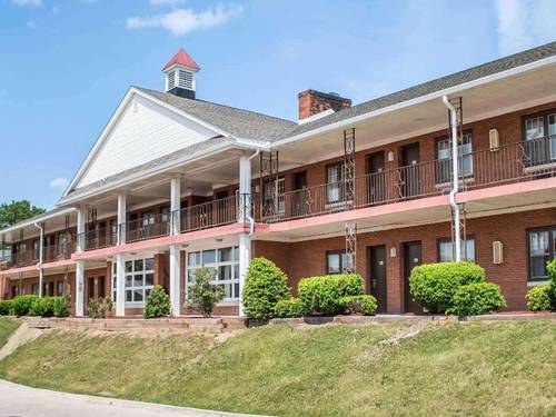 Econo Lodge East