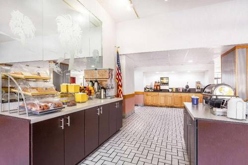 Days Inn &Suites by Wyndham SE Columbia Ft Jackson