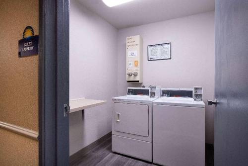Days Inn by Wyndham Lathrop