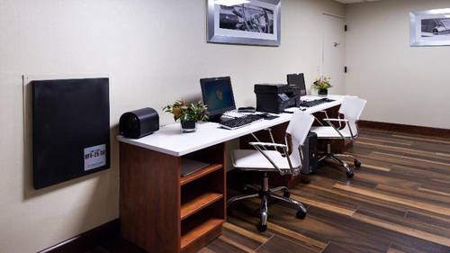 Holiday Inn Hotel & Suites Warren