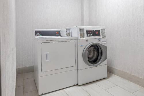 Holiday Inn Express Dallas East- Fairpark