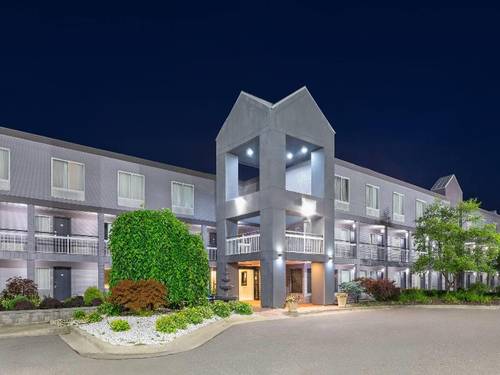 Howard Johnson by Wyndham Romulus Detroit  Airport