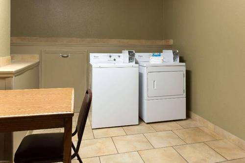 Super 8 by Wyndham Radcliff Ft. Knox Area