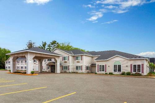 AmericInn by Wyndham Eagle River Downtown