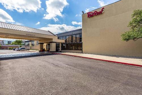 Red Roof PLUS+ & Suites Houston - IAH Airport SW