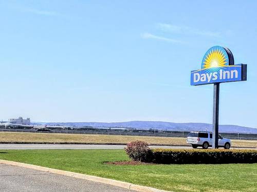 Days Inn by Wyndham Windsor Locks Bradley Airp