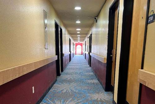 Days Inn & Suites by Wyndham Hutchinson
