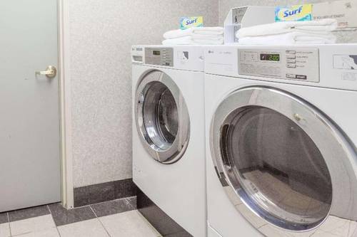 Days Inn & Suites by Wyndham Huntsville