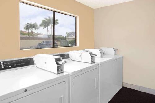 Travelodge by Wyndham Costa Mesa Newport Beach
