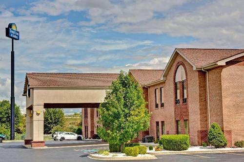 Days Inn & Suites by Wyndham Louisville SW