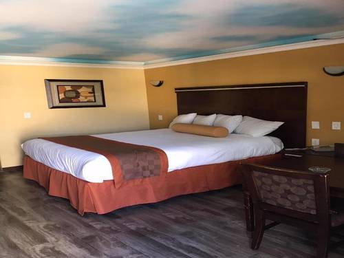 Hollywood Palms Inns & Suites