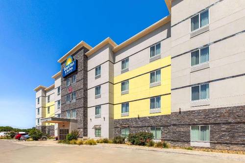 Days Inn &Suites by Wyndham Lubbock Medical Center