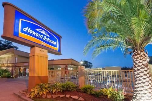 Howard Johnson by Wyndham Historic Lake Charles