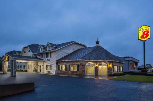 Super 8 by Wyndham Reedsburg