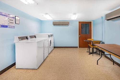 Super 8 by Wyndham Mount Laurel