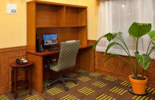 Holiday Inn Express Hotel & Suites Kansas City Spo