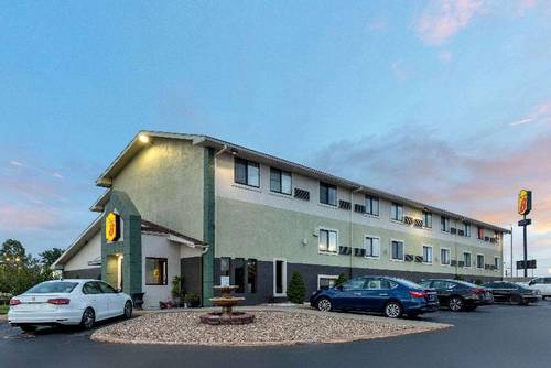 Super 8 by Wyndham Kansas City at Barry Road/Arpt