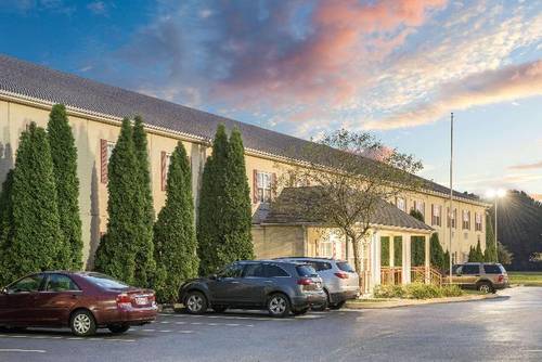 Super 8 by Wyndham Maumee Perrysburg Toledo Area