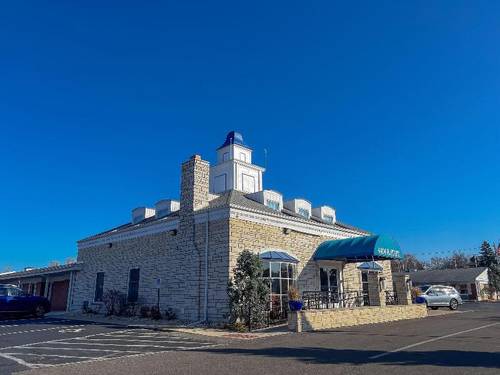 Rockford Alpine Inn and Suites