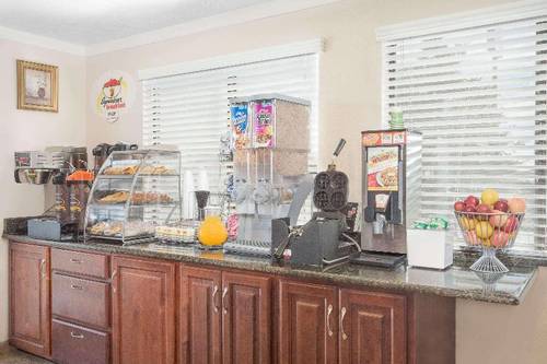 Super 8 by Wyndham Riverton