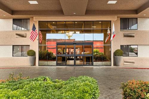 Oxford Suites Redding