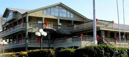 Sunday House Inn and Suites