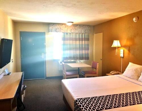 Econo Lodge Inn & Suites