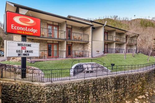 Econo Lodge Inn & Suites on the River