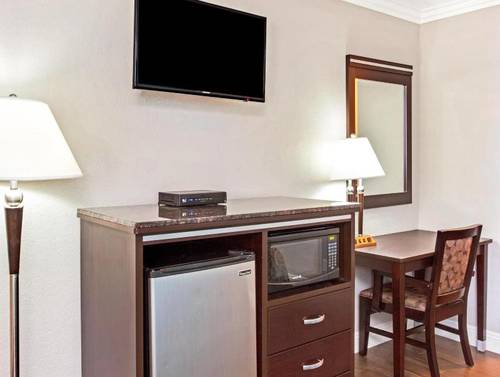 Cabana Inn & Suites