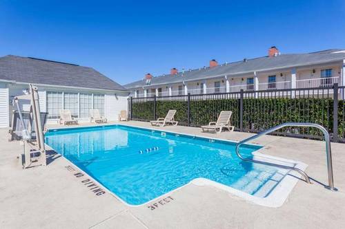 Red Roof Inn & Suites Calhoun
