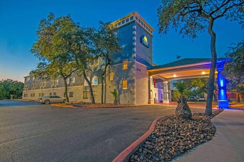 Days Inn Suites by Wyndham San Antonio N/Stone Oak