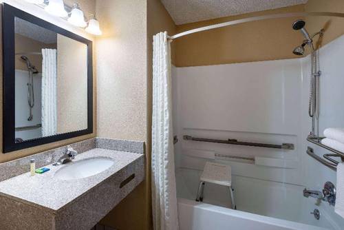 Super 8 by Wyndham Summersville