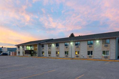 Super 8 by Wyndham Livingston