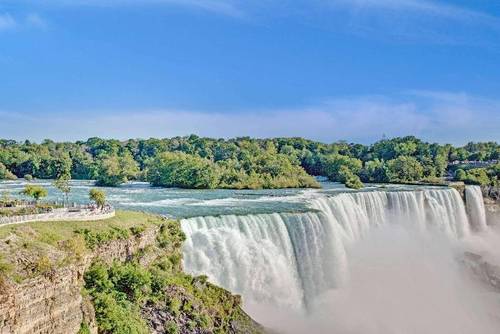 Days Inn & Suites by Wyndham Niagara Falls/Buffalo