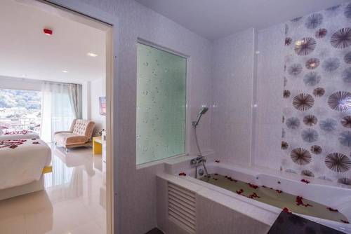 Patong Holiday Hotel