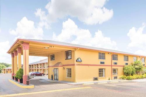Days Inn & Suites by Wyndham Marshall