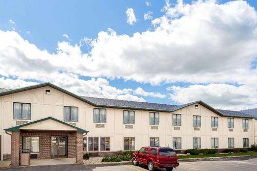 Super 8 by Wyndham Delavan Near Lake Geneva