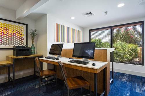 Holiday Inn Express and Suites Wilmington Universi