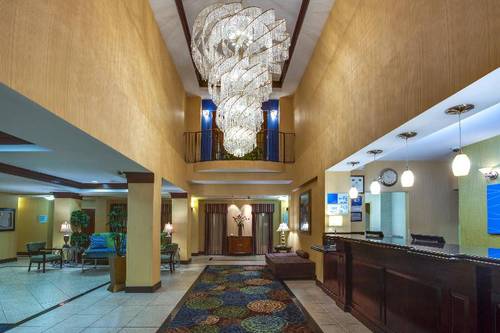 Holiday Inn Express and Suites Tower Center New Br