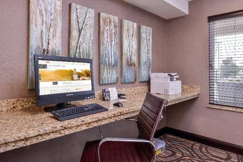 Holiday Inn Express and Suites Emporia Northwest