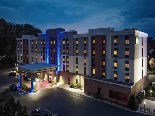 Holiday Inn Express and Suites Newport News