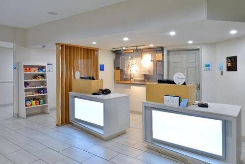 Holiday Inn Express and Suites Farmington Bloomfie