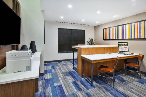 Holiday Inn Express and Suites Rochester Victor