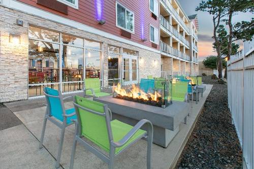 Holiday Inn Express and Suites Seaside Convention